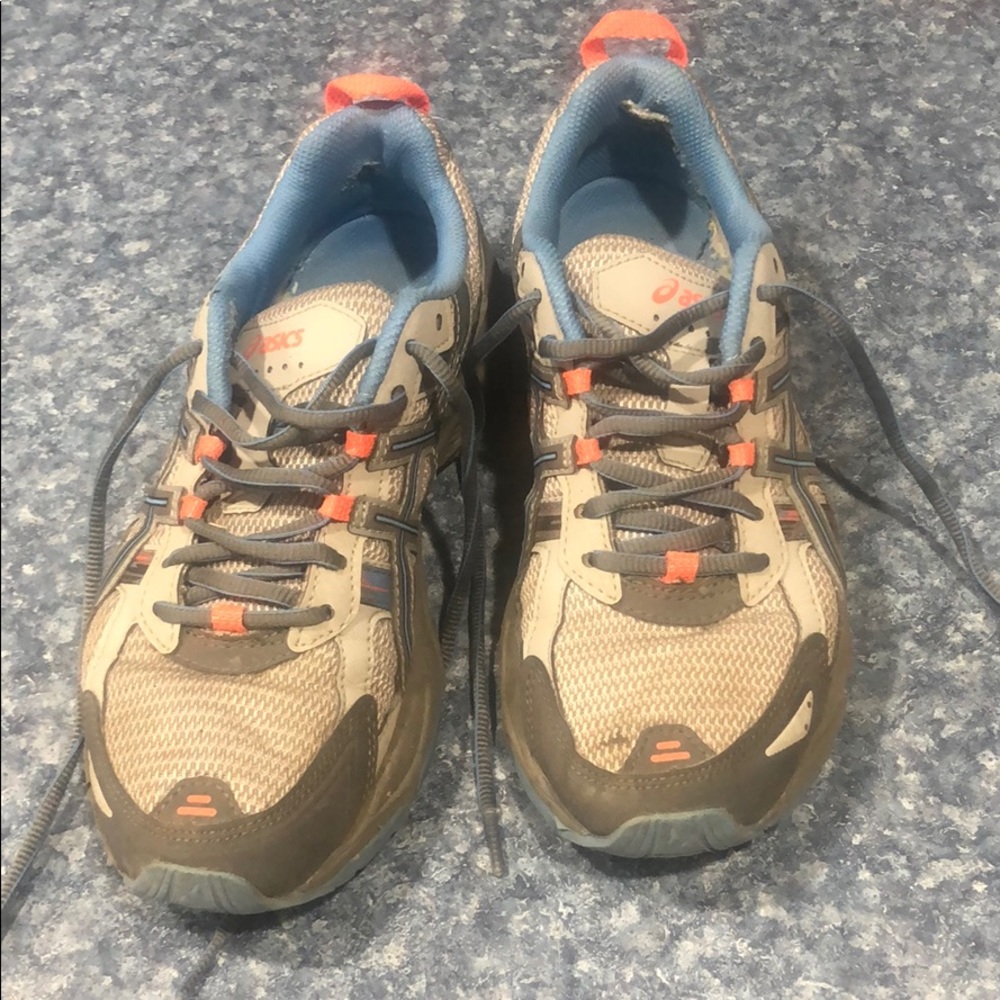 Women’s tennis shoes